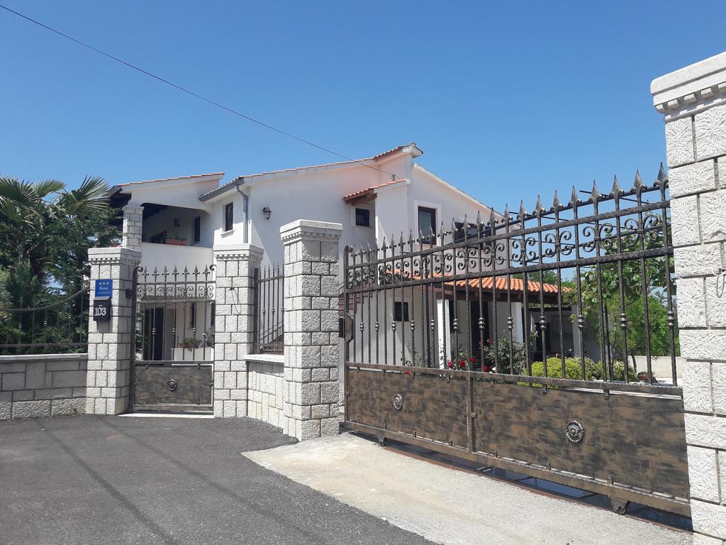 Apartments Angela Zbandaj Екстер'єр фото